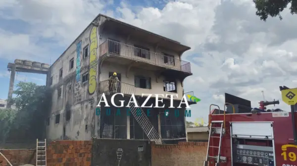 Incêndio em prédio abandonado mobiliza Corpo de Bombeiros no bairro do Bosque, em Rio Branco