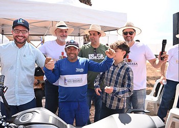 Raimundo dos Anjos ganhou uma moto 0 km no sorteio do almoço. Foto: Diego Gurgel/Secom
