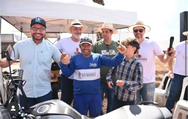 Trabalhador que ajudou a montar a Expoacre ganha moto 0 km em sorteio e comemora: “Foi providenciado por Deus”