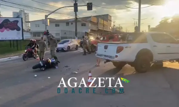 Motociclista de 18 anos fica ferido após colisão com caminhonete em cruzamento movimentado de Rio Branco