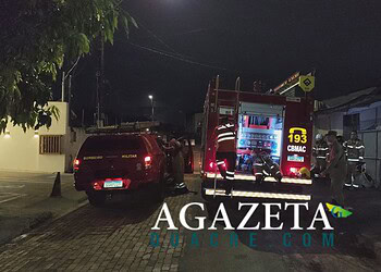Incêndio destrói parte de casa no bairro Bosque, em Rio Branco, após queda de energia