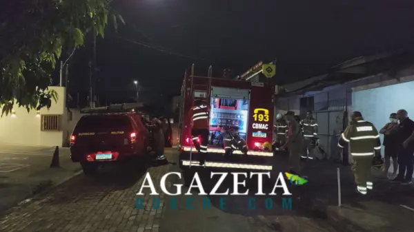 Incêndio destrói parte de casa no bairro Bosque, em Rio Branco, após queda de energia