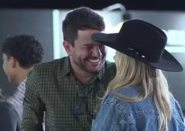 Beijo de Gladson e namorada no telão arranca aplausos na 1ª noite de rodeio da Expoacre; VÍDEO
