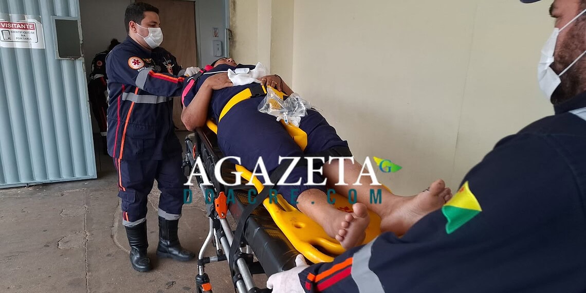 Motocicleta colide com carro e casal fica ferido no bairro Aviário