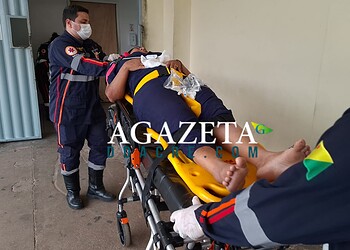 Motocicleta colide com carro e casal fica ferido no bairro Aviário