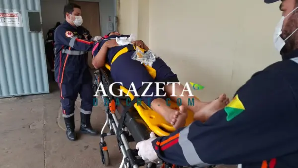 Motocicleta colide com carro e casal fica ferido no bairro Aviário