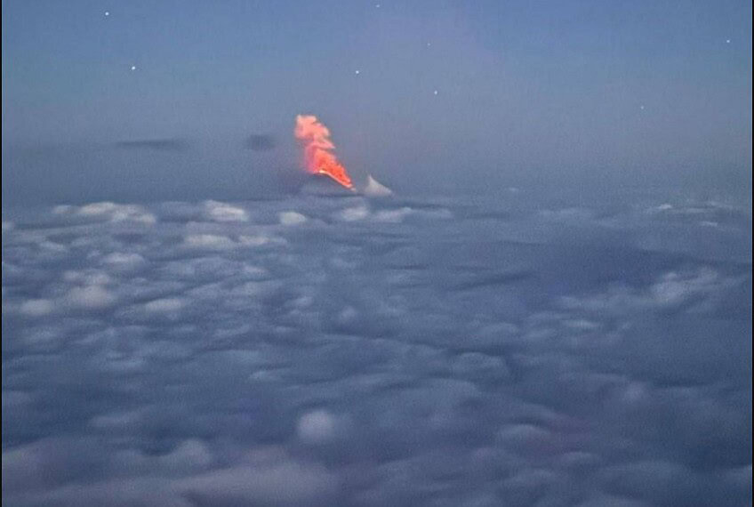 O vulcão Klyuchevskaya Sopka é visto em erupção nesta imagem compartilhada pela filial de Kamchatka do Serviço Geofísico Unificado da Academia Russa de Ciências na quarta-feira, 30 de julho  • Reprodução/ GC RAS