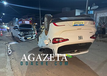Carro capota e para com as rodas para cima após manobra irregular em cruzamento de Rio Branco