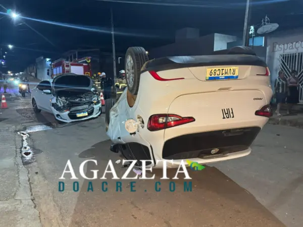 Carro capota e para com as rodas para cima após manobra irregular em cruzamento de Rio Branco