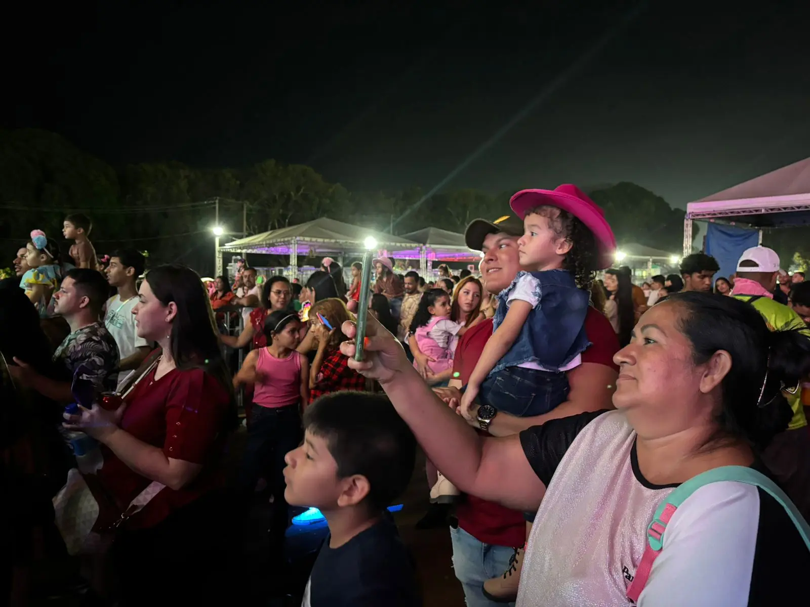Noite infantil leva milhares de famílias à Expoacre: 'sair um pouco das telas', diz mãe 4 Noite infantil leva milhares de famílias à Expoacre: 'sair um pouco das telas', diz mãe