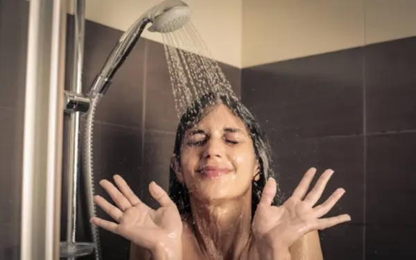Banho diário no frio é mesmo necessário? Dermatologista responde