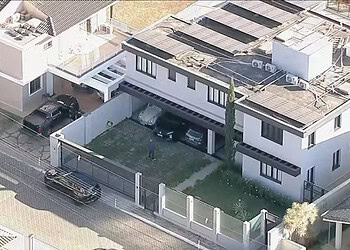 Viaturas da PF no condomínio de Bolsonaro em Brasília — Foto: Reprodução/GloboNews