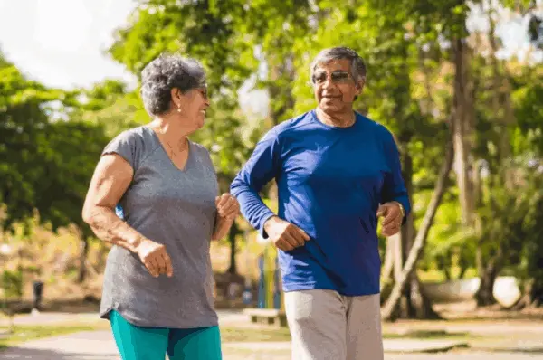Caminhada mais rápida afasta risco de doenças em idosos, diz estudo