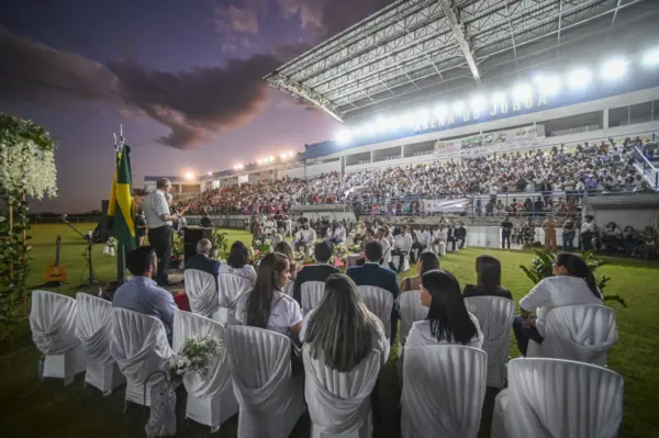 Idosos oficializam união após 60 anos juntos em casamento coletivo com mais de 400 casais em Cruzeiro do Sul