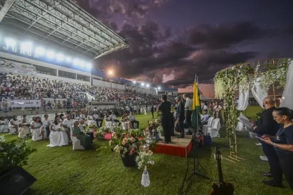 Idosos oficializam união após 60 anos juntos em casamento coletivo com mais de 400 casais em Cruzeiro do Sul