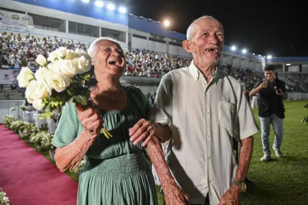 Idosos oficializam união após 60 anos juntos em casamento coletivo com mais de 400 casais em Cruzeiro do Sul