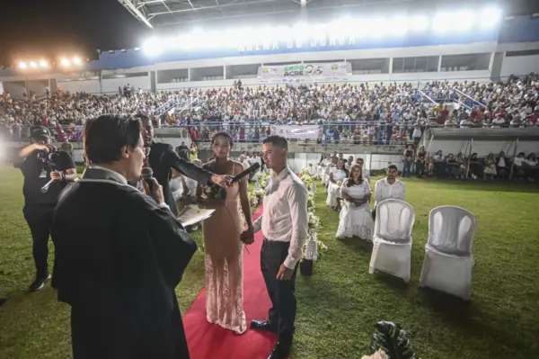Idosos oficializam união após 60 anos juntos em casamento coletivo com mais de 400 casais em Cruzeiro do Sul