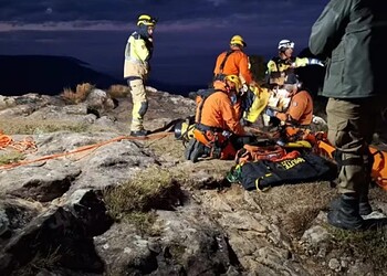 Bombeiros trabalham na missão de resgate: desolação com tragédia - (crédito: Divulgação/ CRBM)