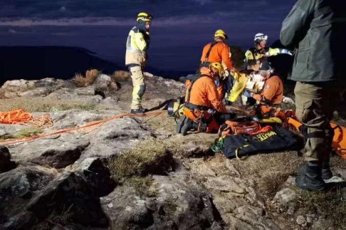 Bombeiros trabalham na missão de resgate: desolação com tragédia - (crédito: Divulgação/ CRBM)