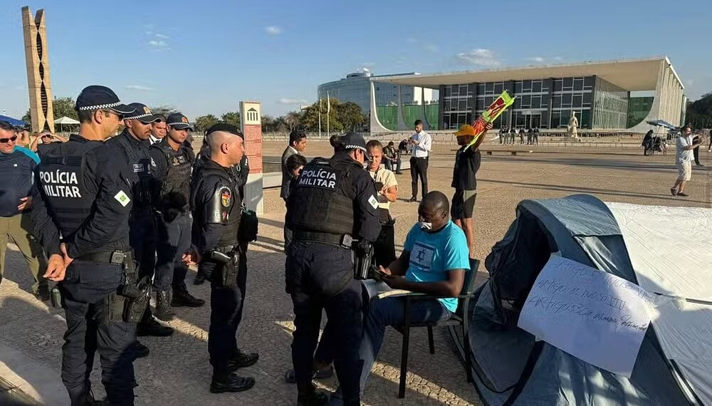 Deputado Helio Lopes quis acampar na Praça dos Três Poderes. — Foto: Divulgação