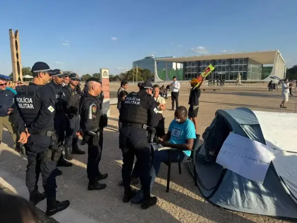 Deputado aliado de Bolsonaro deixa acampamento na Praça dos Três Poderes após ordem de Moraes