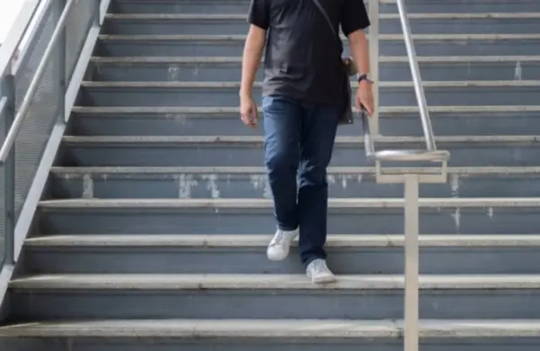 Descer escadas faz bem e pode ajudar a emagrecer, segundo professor
