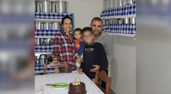 Abraçada a ursinho, namorada de garoto que matou família choca em depoimento: “Nem chorou”