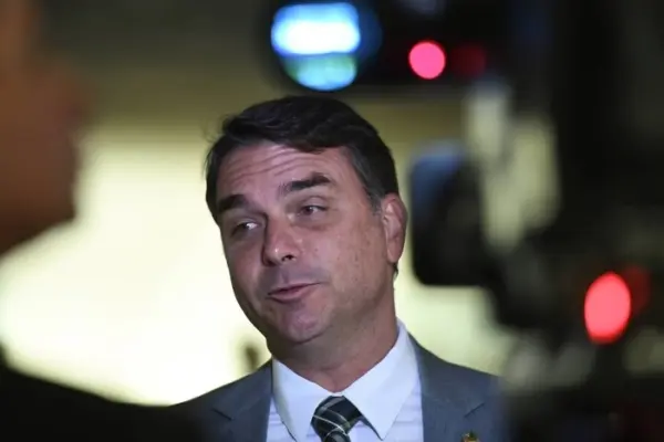 Com Bolsonaro sob pressão, Flávio cancela férias e volta ao Brasil