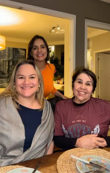 Para um chá da tarde, Robertha Moura abriu as portas de seu lar e reuniu as amigas de longas datas, Charlaine Lira, Alcilena Oliveira, Kelen Bocalom e Liberdade Marques