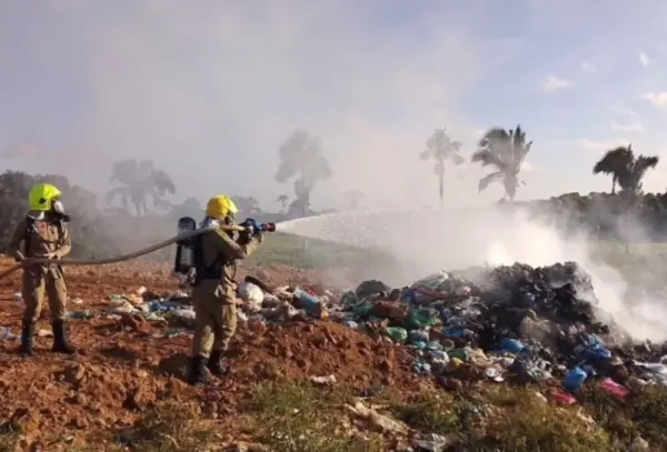 Bombeiros usam 2 mil litros de água para conter incêndio em aterro sanitário de Feijó