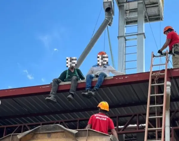 Bombeiros resgatam operário ferido em obra com apoio de máquina pesada