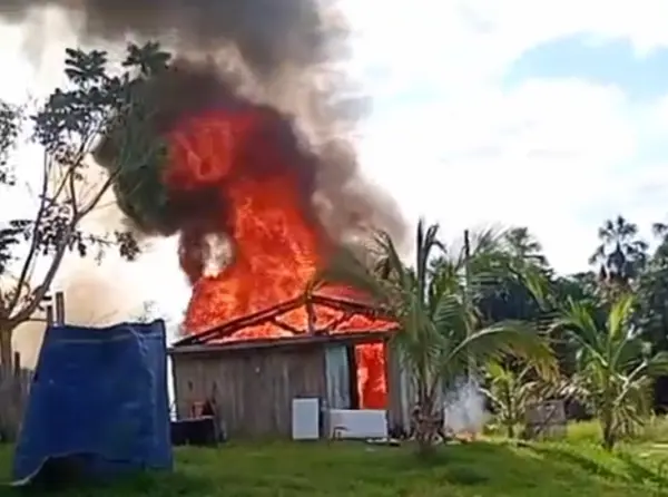 Fogo em área de mata consome casa no interior do Acre; família pede ajuda