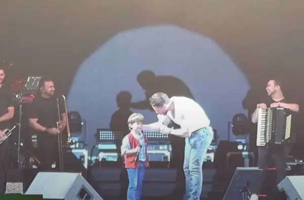 Fã mirim de 6 anos canta com Wesley Safadão e rouba a cena no encerramento da Expoacre Juruá 2025; VÍDEO