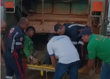 Gari é atingido por tiros durante coleta de lixo em Brasiléia; autores fugiram; veja o vídeo
