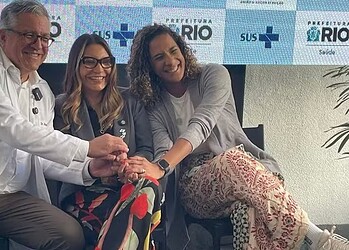 Ministro da Saúde, Alexandre Padilha, com a primeira-dama Janja da Silva e a ministra da Igualdade Racial, Anielle Franco, em visita a hospitais no Rio — Foto: Lucas Salgado