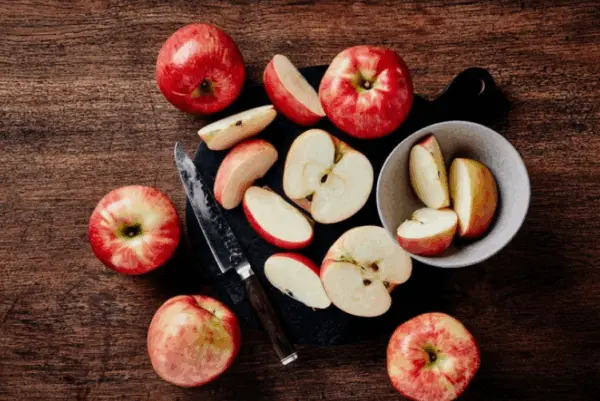 Comer uma maçã por dia melhora a saúde? Conheça os benefícios da fruta
