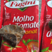 Pedreiro encontrou objeto estranho dentro de molho de tomate, em Miracatu (SP) — Foto: Reprodução