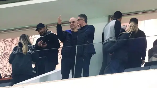 Saiba para quem Moraes deu dedo em jogo do Corinthians