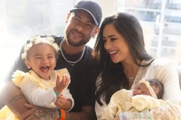 Neymar e Bruna Biancardi mostram o rosto de Mel e se declaram
