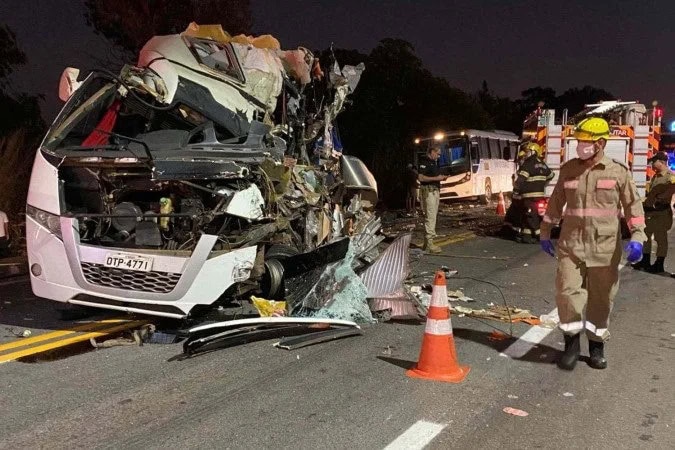 Ônibus saíram da Universidade Federal do Pará e se dirigiam a Goiânia para participar do Congresso da União Nacional dos Estudantes - (crédito: Divulgação/Corpo de Bombeiros de Goiás)