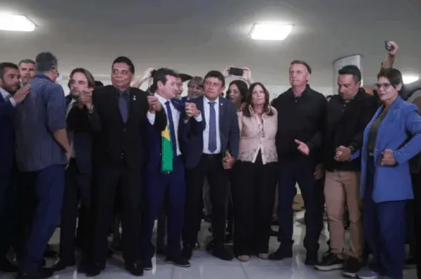 Bolsonaro faz oração com aliados na Câmara dos Deputados. Vídeo