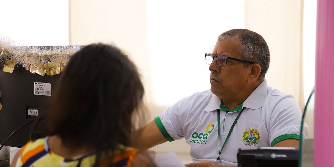 Servidor do Procon realizando atendimento na OCA. Foto: Emely Azevedo/Procon