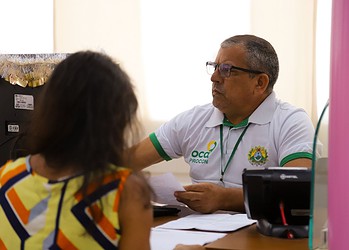 Servidor do Procon realizando atendimento na OCA. Foto: Emely Azevedo/Procon