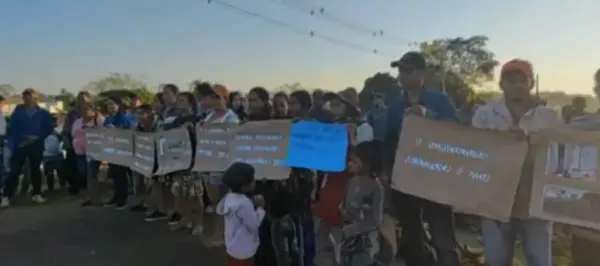 Moradores bloqueiam AC-10 em protesto por regularização de área ocupada