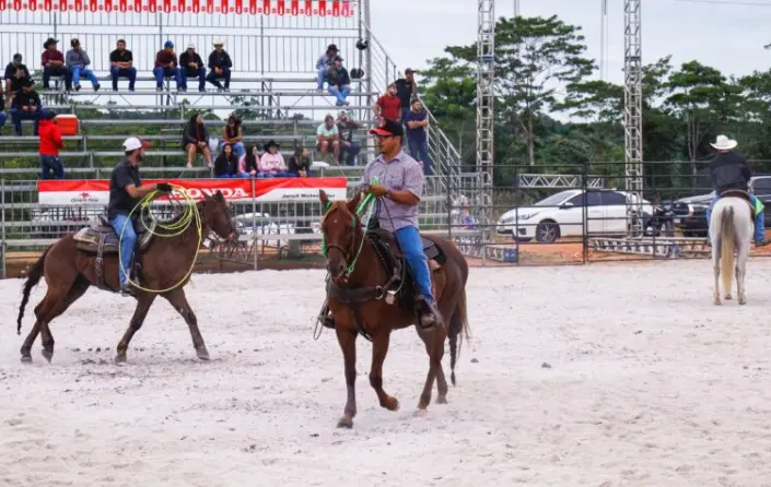 Prova do Laço agita arena da Expoacre Juruá com disputas acirradas e emoção do público 2 Prova do Laço agita arena da Expoacre Juruá com disputas acirradas e emoção do público