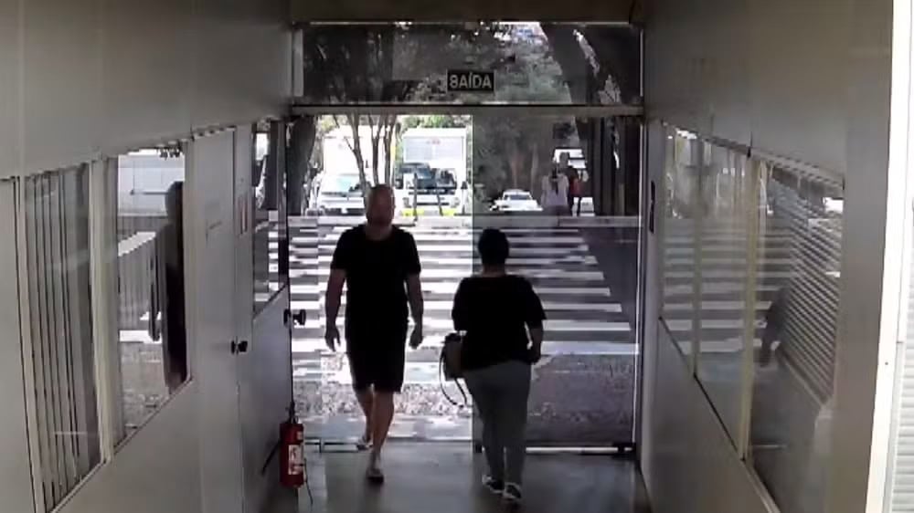 Câmera de segurança mostra servidor entrando pelos fundos da prefeitura — Foto: Reprodução