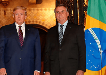 Presidente dos EUA, Donald Trump, ao lado do ex-presidente brasileiro, Jair Bolsonaro, em 2021  • Alan Santos/ PR