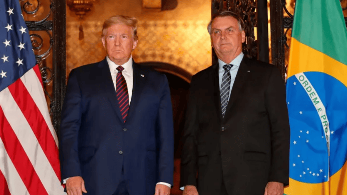 Presidente dos EUA, Donald Trump, ao lado do ex-presidente brasileiro, Jair Bolsonaro, em 2021  • Alan Santos/ PR
