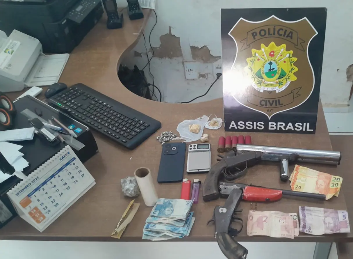 Polícia Civil prende foragido e apreende armas, drogas e dinheiro em Assis Brasil