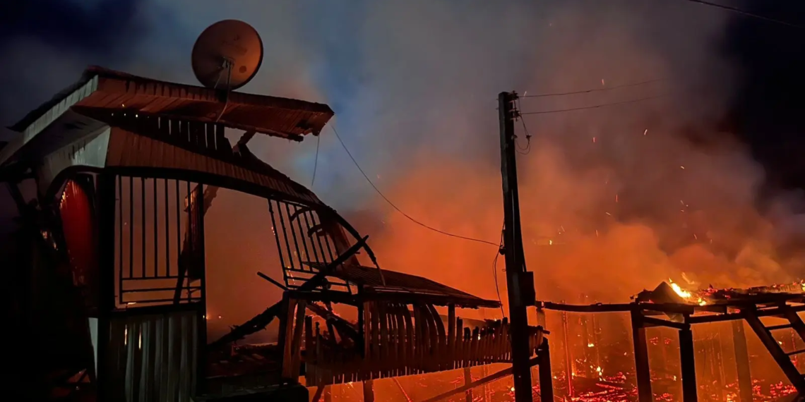 Incêndio destrói quatro casas em Tarauacá; Bombeiros atuaram por 4h no combate